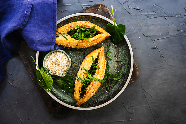 포토 JPG 해외이미지 그릇 접시 백그라운드 사람없음 시멘트 시금치 나무받침 조지아 참깨 해외202009 해외포토 식기 채소 목재 받침대 깨 동유럽 파일형식