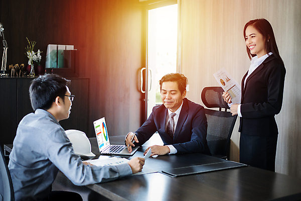 포토 JPG 해외이미지 직업 손 디자인 여자 남자 행복 종이 컨셉 비즈니스 건축양식 통신 통계 협력 아이디어 직장 미소 사람 동양인 성인 세명 컴퓨터 사무실 공책 업무 비즈니스맨 그룹 엔지니어 계획 토론 책상 동료 계약 경영자 문서 공학 프로젝트 브레인스토밍 해외202009 해외포토 교육 건축 감정 가구 회사 관계 문구용품 표정 인종 신체부위 전자제품 작업 직장인 기술자 리더 파일형식