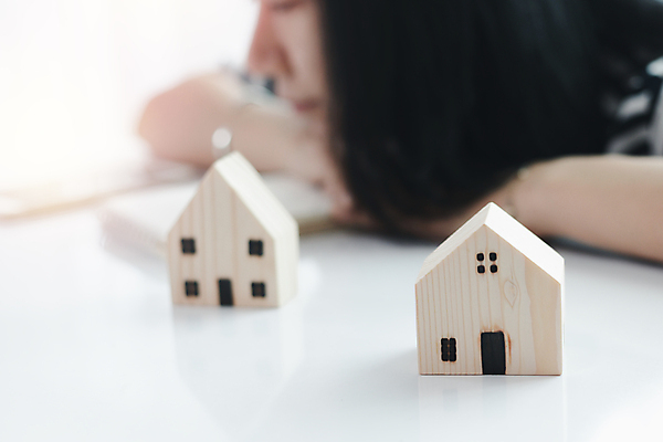 포토 JPG 해외이미지 직업 라이프스타일 여자 비즈니스 휴식 주택 직장 실내 건강 한명 안전 사람 앉기 성인 책 사무실 약 공책 방 고통 슬픔 업무 열 바이러스 고독 보호 질병 책상 예방 감염 고립 돌봄 소셜 전염병 프리랜서 혼자 해외202009 해외포토 1 감정 가구 컨셉 회사 의학 모션 문구용품 내부 건물 생활 작업 파일형식