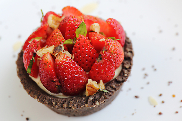 포토 JPG 해외이미지 접시 딸기 실내 근접촬영 사람없음 달콤 흰배경 딸기타르트 해외202009 해외포토 식기 뷰포인트 백그라운드 과일 내부 흰색 맛 타르트 파일형식