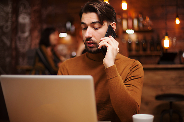 포토 JPG 해외이미지 남자 비즈니스 실내 한명 들기 상반신 성인 앞모습 노트북 스마트폰 카페 업무 통화 프리랜서 성인남자한명만 해외202009 해외포토 직업 1 뷰포인트 모션 사람 내부 전자제품 핸드폰 스마트기기 상점 작업 남자한명만 성인남자만 파일형식