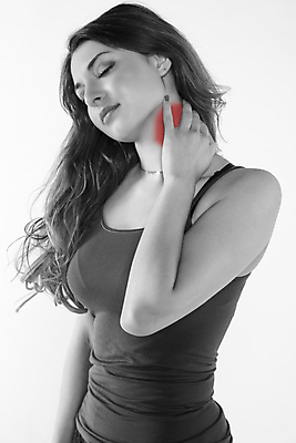 포토 JPG 해외이미지 서양인 여자 흑백 실내 한명 사람 상반신 성인 옆모습 눈감음 고통 잡기 목 목통증 성인여자한명만 해외202009 해외포토 외국인 1 감정 뷰포인트 모션 촬영기법 내부 신체부위 여자한명만 성인여자만 파일형식