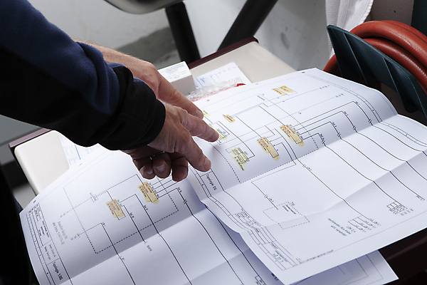 포토 JPG 해외이미지 직업 손 남자 종이 노동자 기술 실내 사람 사람없음 힘 장비 에너지 기구 공구 업무 기술자 엔지니어 수리 계획 건축가 스케치 측정 그림 전자 철사 스위치 청사진 공학 유지 계약자 조작 프로젝트 해외202009 해외포토 교육 컨셉 미술 내부 신체부위 도구 작업 계약 파일형식