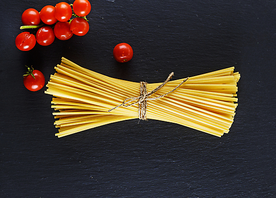 포토 JPG 해외이미지 토마토 파스타 실내 사람없음 파스타면 해외202009 해외포토 채소 서양음식 내부 면류 파일형식