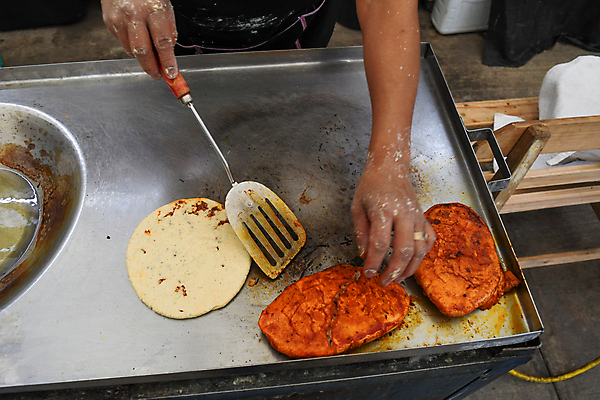 포토 JPG 해외이미지 전통 접시 음식 고추 탁자 치즈 멕시코 옥수수 요리 한명 목재 컬러풀 주방 식당 식사 저녁식사 뜨거움 맛 향신료 준비 매움 성분 히스패닉 점심식사 살사댄스 섞기 핸드메이드 바삭바삭 맛있는 해외202009 해외포토 나무 1 식기 컬러 가구 컨셉 북아메리카 채소 재료 유제품 곡류 사람 상점 춤 향미료 파일형식