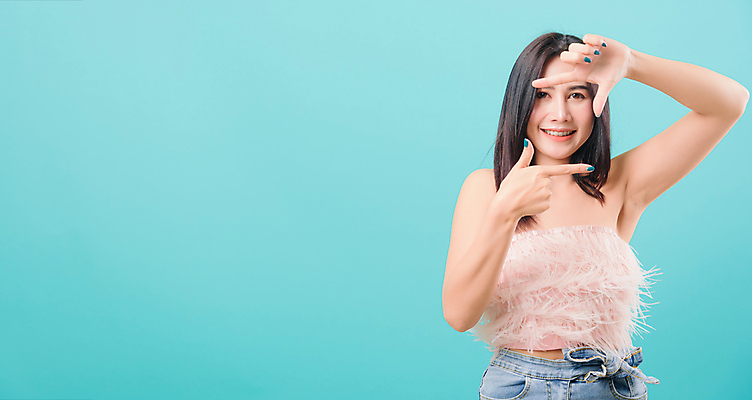 포토 JPG 해외이미지 모양 손 행복 얼굴 백그라운드 컨셉 티셔츠 손가락 상상 태국 설계 아이디어 프레임 창조 한명 서기 미소 사람 동양인 20대 성인 파란색 유행 카메라 중국 흰색 시원함 사진사 사인 만들기 비전 구성 카피스페이스 국경 해외202009 해외포토 1 감정 아시아 컬러 셔츠 모션 표정 인종 청년 신체부위 전자제품 공백 작가 파일형식