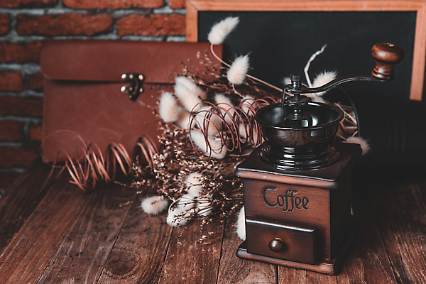 포토 JPG 해외이미지 꽃 커피 음료 음식 백그라운드 가방 재료 탁자 아침 콩 사람없음 목재 장식 갈색 상점 주방 식당 검은색 칠판 어둠 카페 수확 골동품 시골 신선 뜨거움 아침식사 굽기 삼베 준비 복고 아로마 그라인더 향 카페테리아 에스프레소 땅바닥 카페인 스타일 해외202009 해외포토 주간 나무 식물 잡화 컬러 가구 농업 곡류 바닥 식사 구이 커피용품 파일형식 천_직물