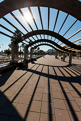 포토 JPG 해외이미지 나무 유럽 선 조각 여행 곡선 건축양식 하늘 휴가 거리 그림자 미술 사람없음 건물 목재 초록색 파란색 햇빛 태양 갈색 맑음 도시 스페인 사인 지역 포트 바르셀로나 목각 인기 흥미 해외202009 해외포토 자연요소 식물 건축물 건축 나라 컬러 컨셉 재료 날씨 문화예술 파일형식