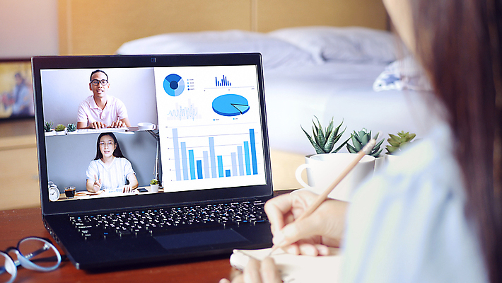 포토 JPG 해외이미지 여자 남자 비즈니스 그래프 상반신 성인 앞모습 뒷모습 세명 노트북 방 침대 업무 재택근무 영상통화 프리랜서 성인만 해외202009 온택트 해외포토 직업 뷰포인트 가구 사람 전자제품 작업 통화 파일형식