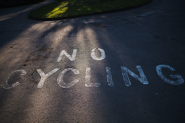 포토 JPG 해외이미지 라이프스타일 웰빙 공원 도로 여행 텍스트 바닥 건강 그림자 경고 안전 사람없음 야외 운동 햇빛 태양 걷기 자전거 검은색 금지 흰색 보행자 보행로 그늘 편지 방향 사인 순환 사이클링 그만 방법 레터링 해외202009 해외포토 자연요소 공공시설 길 컬러 교통시설 모션 생활 바이크 육상스포츠 파일형식