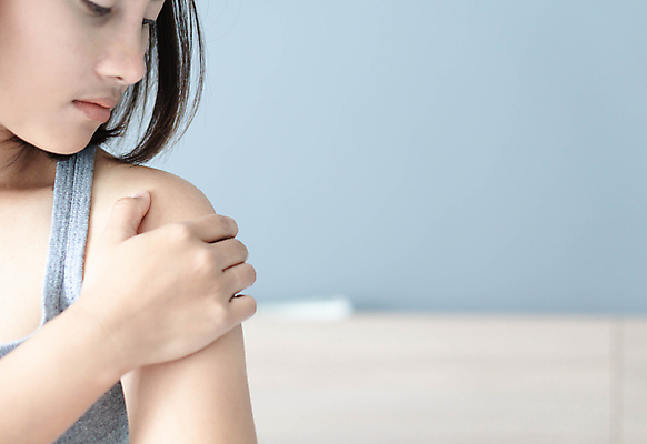 포토 JPG 해외이미지 서양인 응시 여자 실내 한명 상반신 성인 앞모습 고통 잡기 어깨 성인여자한명만 해외202009 해외포토 외국인 1 시선 감정 뷰포인트 모션 사람 내부 신체부위 여자한명만 성인여자만 파일형식