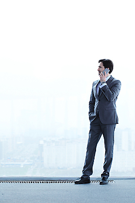 포토 JPG 해외이미지 백인 직업 응시 남자 유럽 회사 비즈니스 사업가 창문 성공 노동자 실내 대화 한명 서기 사람 정장 성인 스마트폰 핸드폰 사무실 잡기 도시 업무 비즈니스맨 전화기 스마트 부름 경영 카피스페이스 해외202009 해외포토 서양인 1 시선 옷 나라 컨셉 모션 말하기 내부 전자제품 스마트기기 공백 작업 직장인 파일형식