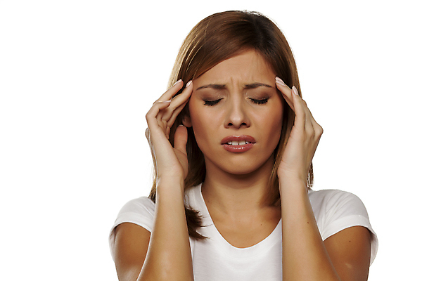 포토 JPG 해외이미지 서양인 여자 실내 피곤 한명 상반신 성인 앞모습 머리 눈감음 고통 두통 편두통 성인여자한명만 해외202009 해외포토 외국인 1 감정 뷰포인트 컨셉 모션 사람 내부 신체부위 질병 여자한명만 성인여자만 파일형식