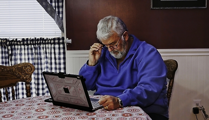 포토 JPG 해외이미지 라이프스타일 할아버지 노년 행복 인터넷 통신 가족 남편 모바일 수염 주택 한명 사람 성인 노트북 스마트폰 컴퓨터 터치패드 디지털 외침 서핑 좌절 연결 은퇴 무선전화기 시민 조부모 네트워킹 해외202009 해외포토 1 남자 감정 컨셉 관계 건물 생활 전자제품 핸드폰 스마트기기 소리 수상스포츠 네트워크 전화기 국민 파일형식