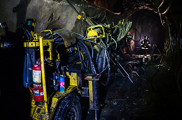 포토 JPG 해외이미지 직업 남자 산업 비즈니스 노동자 안전 사람 사람없음 어둠 힘 업무 수술 헬멧 발굴 지하 공학 광부 석탄 제어 추출 해외202009 해외포토 교육 의학 치료 작업 보호장비 파일형식