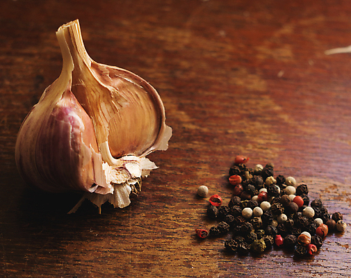 포토 JPG 해외이미지 아시아 음식 재료 건조 마늘 요리 씨앗 사람없음 목재 빨간색 초록색 컬러풀 장미 갈색 쌓기 주방 검은색 어둠 수확 껍질 흰색 양념 조미료 닫기 맛 인도인 허브 향신료 부식 유기농 질감 매움 향기 향 레시피 후추 모음 해외202009 해외포토 외국인 나무 식물 웰빙 꽃 나라 컬러 컨셉 농업 채소 모션 동양인 한글 냄새 향미료 파일형식