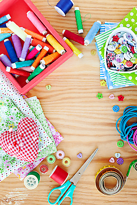 포토 JPG 해외이미지 리본 패턴 버튼 사람없음 세로 컬러풀 직물 면 바느질 섬유 수공예 재단 핸드메이드 카피스페이스 해외202009 해외포토 컬러 무늬 공백 공예 파일형식