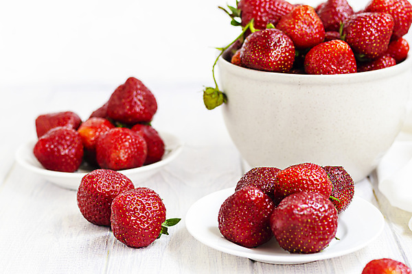 포토 JPG 해외이미지 접시 딸기 사람없음 사발 가득함 흰배경 해외202009 해외포토 식기 백그라운드 과일 흰색 사기그릇 파일형식