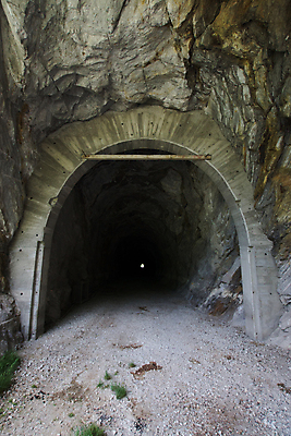 포토 JPG 해외이미지 유럽 자연 산 거리 풍경 사람없음 여름 터널 오스트리아 알프스 튜브 7월 몰타섬 해외202009 해외포토 계절 나라 길 섬 날짜 생태계 몰타 파일형식