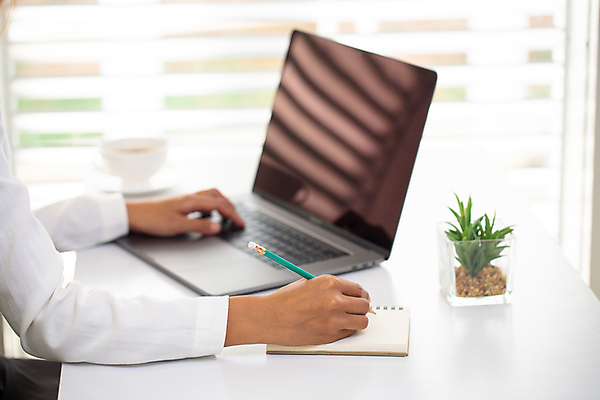 포토 JPG 해외이미지 직업 라이프스타일 여자 행복 커피 인터넷 비즈니스 통신 탁자 성공 직장 실내 사람 앉기 사람없음 노트북 컴퓨터 사무실 공책 키보드 작업 비즈니스맨 계획 무선전화기 온라인 마케팅 해외202009 해외포토 남자 감정 음료 가구 컨셉 회사 모션 문구용품 내부 생활 전자제품 직장인 전화기 파일형식