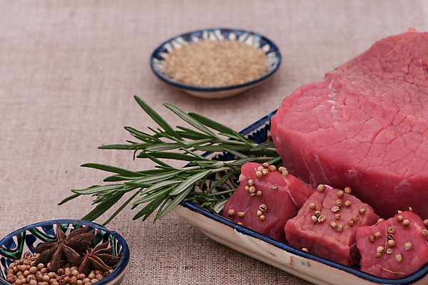 포토 JPG 해외이미지 접시 음식 조각 백그라운드 재료 부분 육류 스테이크 요리 사람없음 빨간색 소고기 흰색 직물 신선 원형 양념 조직 자르기 향신료 준비 날것 정사각형 슬라이스 후추 시트 생식 그리너리 해외202009 해외포토 레이스천 도형 식기 컬러 식재료 모션 서양음식 향미료 파일형식 트랜드컬러