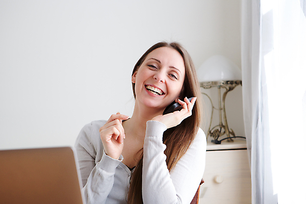 포토 JPG 해외이미지 백인 모델 1 학생 라이프스타일 응시 여자 행복 얼굴 모바일 주택 대화 한명 웃음 사람 앉기 성인 스마트폰 유행 흰색 잡기 시원함 스마트 해외202009 해외포토 서양인 시선 감정 컬러 컨셉 모션 표정 말하기 건물 생활 신체부위 핸드폰 스마트기기 파일형식