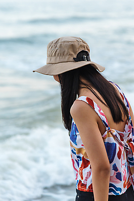 포토 JPG 해외이미지 모델 라이프스타일 드레스 여자 감정 모래 바다 여행 하늘 휴가 휴식 한명 서기 사람 동양인 성인 야외 물 파란색 태양 유행 기쁨 기다림 고독 휴양지 돌봄 혼자 세련 해외202009 해외포토 자연요소 1 옷 컬러 컨셉 모션 인종 생활 장소 파일형식