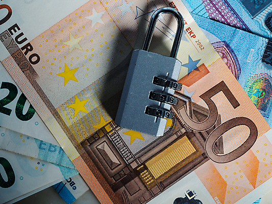 포토 JPG 해외이미지 손 유럽 장갑 돈 손가락 독일 건강 가면 사람없음 금융 경제 파란색 달러 동전 미국 이탈리아 금지 유로 프랑스 시장 질병 자르기 잠금 대출 빚 라텍스 예산 우울증 위기 유럽연합 자금 제어 유대감 해외202009 해외포토 잡화 나라 컬러 북아메리카 의학 모션 신체부위 재산 보안 파일형식