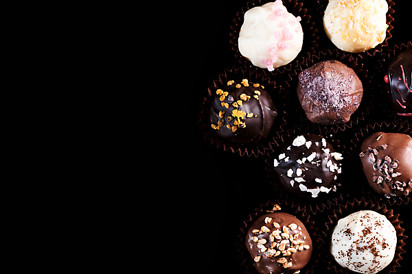 포토 JPG 해외이미지 검은배경 발렌타인데이 근접촬영 사람없음 초콜릿 다양 달콤 해외202009 해외포토 뷰포인트 다수 백그라운드 데이이벤트 디저트 검은색 맛 파일형식