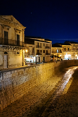 포토 JPG 해외이미지 유럽 여행 건축양식 하늘 지붕 파노라마 풍경 사람없음 야외 건물 도시풍경 햇빛 교회 마을 이탈리아 바위 도시 역사 지중해 타운 바로크 옛날 해외202009 해외포토 건축물 건축 나라 바다 종교건축 촬영기법 태양 돌_바위 파일형식