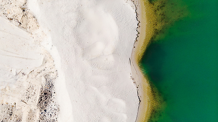 포토 JPG 해외이미지 식물 산업 지구 호수 모래 패턴 자연 표면 직장 풍경 사람없음 야외 물 파란색 쌓기 환경 활발 흰색 업무 땅 삽 발굴 먼지 기하학 드론 조감도 지질학 채석 터키석 해외202009 해외포토 자연요소 교육 컬러 컨셉 무늬 회사 모션 작업 보석 생태계 파일형식