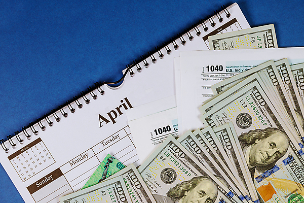 포토 JPG 해외이미지 종이 컨셉 지폐 돈 성공 사람없음 금융 경제 사무실 달러 미국 재산 어플리케이션 4월 서식 문서 파일 투자 결제 법 수익 회계 마감 세금 수입 정부 환불 회계사 과세 해외202009 해외포토 직업 북아메리카 비즈니스 날짜 파일형식