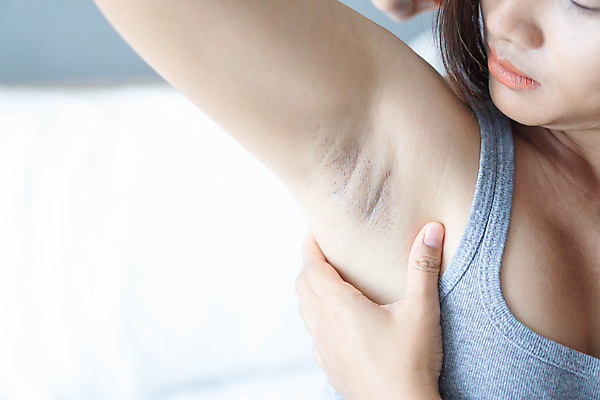 포토 JPG 해외이미지 여자 백그라운드 신체 건강 한명 성인 검은색 어둠 화장품 신선 팔 데오드란트 돌봄 해외202009 해외포토 1 컬러 모션 사람 신체부위 뷰티 파일형식