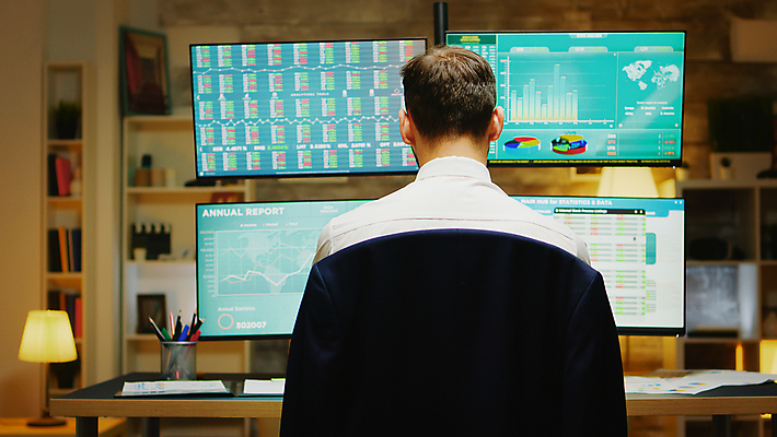 포토 JPG 해외이미지 백인 응시 남자 그래프 실내 한명 상반신 성인 뒷모습 컴퓨터 사무실 모니터 업무 비즈니스맨 주식 성인남자한명만 해외202009 해외포토 서양인 1 시선 뷰포인트 비즈니스 사람 내부 금융 전자제품 작업 직장인 남자한명만 성인남자만 파일형식