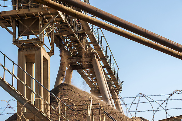 포토 JPG 해외이미지 식물 산업 모래 비즈니스 공장 산 사람없음 야외 쌓기 기계 장비 벨트 강가 굴착기 런던 분배 채석 추출 해외202009 해외포토 잡화 공업 모션 영국 강 중장비 파일형식