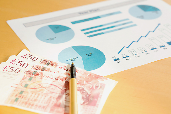 포토 JPG 해외이미지 직업 여자 돈 비즈니스 사업가 설계 실내 성인 사람없음 가로 빨간색 금융 사무실 독서 펜 성장 잡기 비즈니스우먼 계산 전문직 계획 책상 경영자 바쁨 개성 비서 영수증 계산서 세금 예산 해외202009 해외포토 컬러 가구 컨셉 모션 사람 내부 경제 필기구 직장인 재산 리더 파일형식