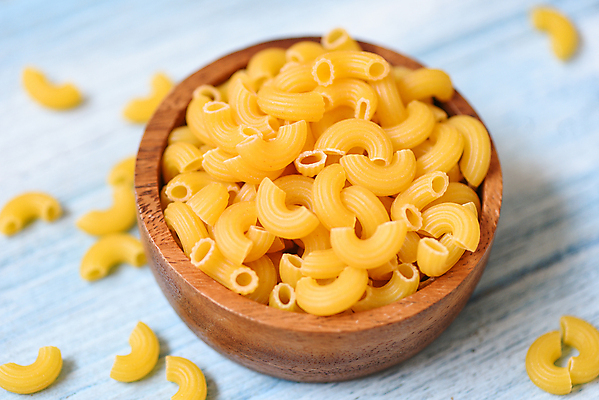 포토 JPG 해외이미지 파스타 실내 사람없음 담기 나무그릇 마카로니 파스타면 해외202009 해외포토 그릇 모션 서양음식 내부 목재 면류 파일형식