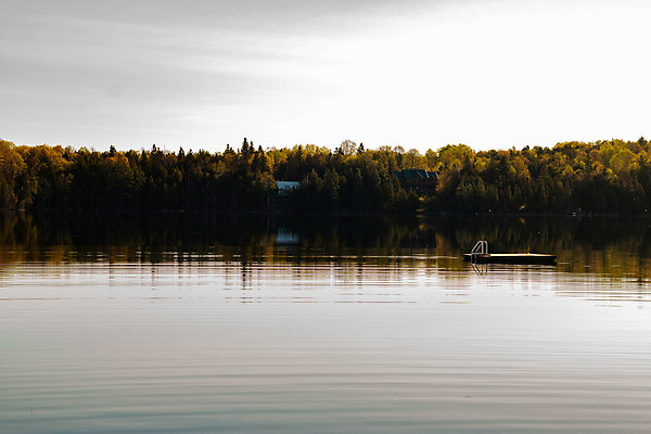 포토 JPG 해외이미지 나무 호수 파도 캐나다 자연 호텔 휴식 풍경 사람없음 야외 빨간색 물 여름 파란색 노란색 평화 침묵 소리 가을 황무지 숲 크리스탈 시골집 방패 10월 깊이 수평선 해외202009 해외포토 자연요소 식물 계절 바다 컬러 컨셉 북아메리카 숙소 주택 날짜 광석 생태계 파일형식