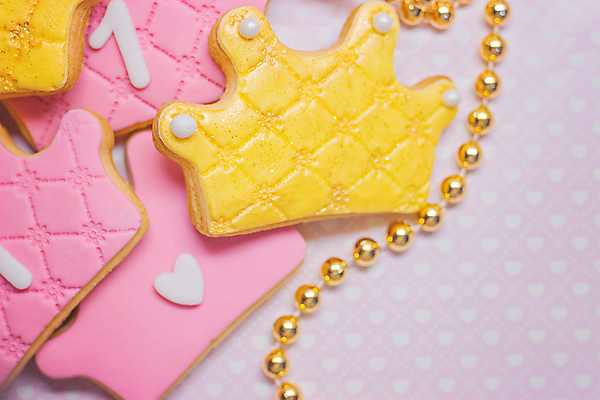 포토 JPG 해외이미지 1 어린이 음식 분홍색 백그라운드 휴가 왕관 디저트 주택 사탕 종류 사람없음 장식 컬러풀 노란색 파티 쿠키 케이크 요식업 얼음 흰색 축하 아기 생일 황금 선택 달콤 설탕 굽기 크림 반투명 샤워실 팝 핸드메이드 프로스팅 맛있는 해외202009 얼림 해외포토 자연요소 기념일 산업 컬러 컨셉 사람 이벤트 건물 맛 구이 제빵 샤워시설 파일형식