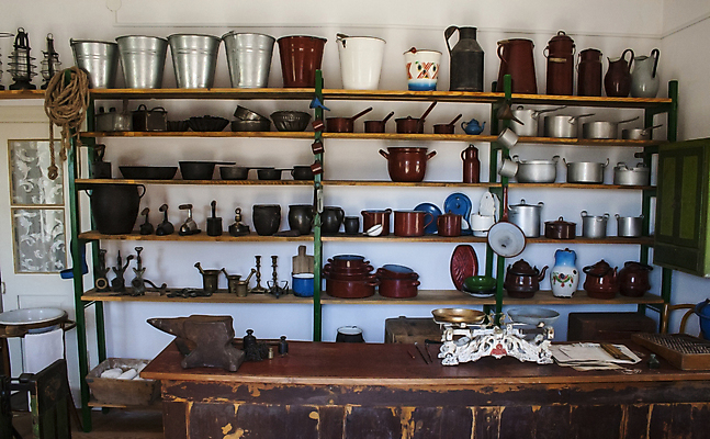 포토 JPG 해외이미지 유럽 선반 실내 사람없음 내부 세일 상점 수확 골동품 역사 냄비 양동이 박물관 과거 광택 소매 폴란드 구식 옛날 해외202009 해외포토 나라 가구 컨셉 농업 솥 파일형식