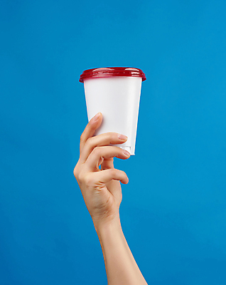 포토 JPG 해외이미지 손 들기 신체부위 재활용 뚜껑 일회용 파란배경 테이크아웃컵 해외202009 해외포토 백그라운드 모션 사람 컵 파란색 친환경 파일형식