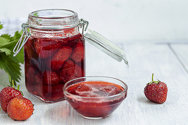 포토 JPG 해외이미지 유리 탁자 딸기 유리병 사람없음 흰배경 딸기잼 해외202009 해외포토 가구 백그라운드 과일 재질 병_용기 흰색 잼 파일형식