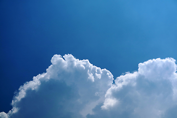 포토 JPG 해외이미지 구름 백그라운드 패턴 자연 하늘 아침 바람 날씨 풍경 사람없음 야외 가로 세로 여름 파란색 빛 햇빛 태양 우주 환경 활발 자유 흰색 오픈 장면 천국 솜털 현상 수평선 부족함 해외202009 해외포토 주간 자연요소 계절 컬러 컨셉 무늬 생태계 파일형식