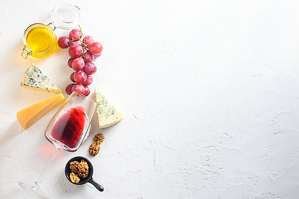 포토 JPG 해외이미지 와인잔 포도 유리병 사람없음 레드와인 안주 호두 꿀 조각치즈 까망베르치즈 카피스페이스 해외202009 해외포토 조각 술잔 과일 병_용기 치즈 와인 공백 견과류 파일형식