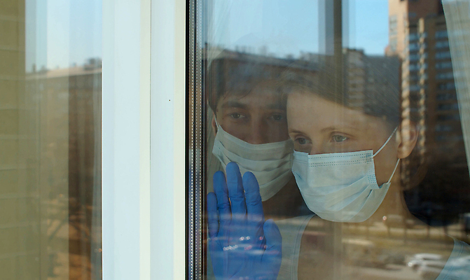 포토 JPG 해외이미지 백인 커플 응시 여자 남자 얼굴 장갑 창문 가족 유리 남편 함께함 실내 사랑 가면 안전 사람 성인 두명 파란색 약 건강관리 환경 아내 닫기 보호 위험 예방 고무 전염병 해외202009 해외포토 서양인 시선 잡화 감정 컬러 컨셉 의학 관계 모션 재질 건강 관리 내부 신체부위 질병 파일형식