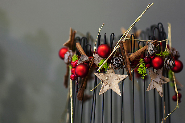 포토 JPG 해외이미지 모양 전통 열매 별 백그라운드 컨셉 크리스마스 겨울 공 휴가 새해 실내 사람없음 장식 빨간색 장난감 금속 어둠 회색 나뭇가지 축하 소나무 바 원형 다발 심볼 전나무 원뿔 내추럴 구성 해외202009 해외포토 자연요소 도형 나무 식물 계절 기념일 컬러 재질 내부 파일형식