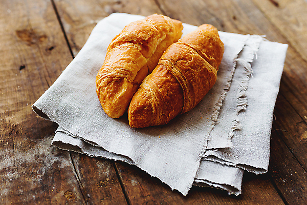 포토 JPG 해외이미지 전통 음식 아침 디저트 요리 사람없음 목재 식사 활발 빵집 껍질 시골 신선 황금 달콤 맛 아침식사 굽기 먹기 대륙 냅킨 롤 프랑스어 번 맛있는 해외202009 해외포토 주간 나무 문자 빵 컨셉 재료 모션 상점 구이 파일형식