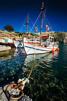 포토 JPG 해외이미지 주간 바다 섬 여행 자연 하늘 낚시 풍경 사람없음 물 관광지 여행객 마을 항구 일몰 보트 황무지 크리스탈 지중해 정박 그리스 터키석 해외202009 해외포토 자연요소 유럽 배_교통 교통시설 레저 사람 노을 광석 보석 생태계 파일형식