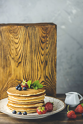 포토 JPG 해외이미지 접시 열매 음식 백그라운드 단풍 과일 가정 딸기 아침 디저트 건강 요리 사람없음 목재 쌓기 식사 장비 흰색 시골 신선 붓기 달콤 맛 아침식사 상품 굽기 오브젝트 블루베리 산딸기 시럽 버터 꿀 팬케이크 영양분 채식주의자 페스츄리 핸드메이드 맛있는 해외202009 해외포토 주간 나무 식물 식기 빵 컬러 컨셉 잎 재료 모션 케이크 구이 채식 파일형식