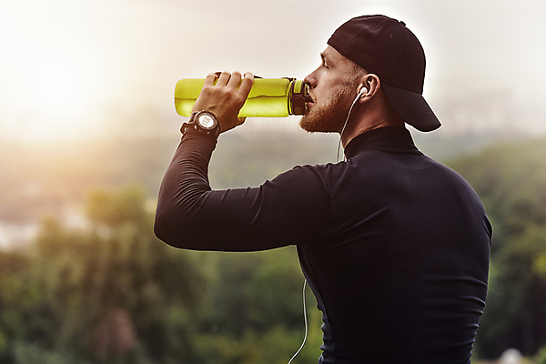 포토 JPG 해외이미지 라이프스타일 응시 남자 음료 스포츠 휴식 수염 건강 한명 사람 성인 야외 물 운동복 조깅 운동 모니터 헤드폰 하트 시간 맥박 손목 스마트 손목시계 연습 확인 속도 전자 칼로리 달리기선수 인기 캡모자 해외202009 해외포토 자연요소 모양 모자_잡화 1 시선 옷 시계 음향기기 컨셉 장신구 의학 생활 신체부위 컴퓨터 육상선수 파일형식